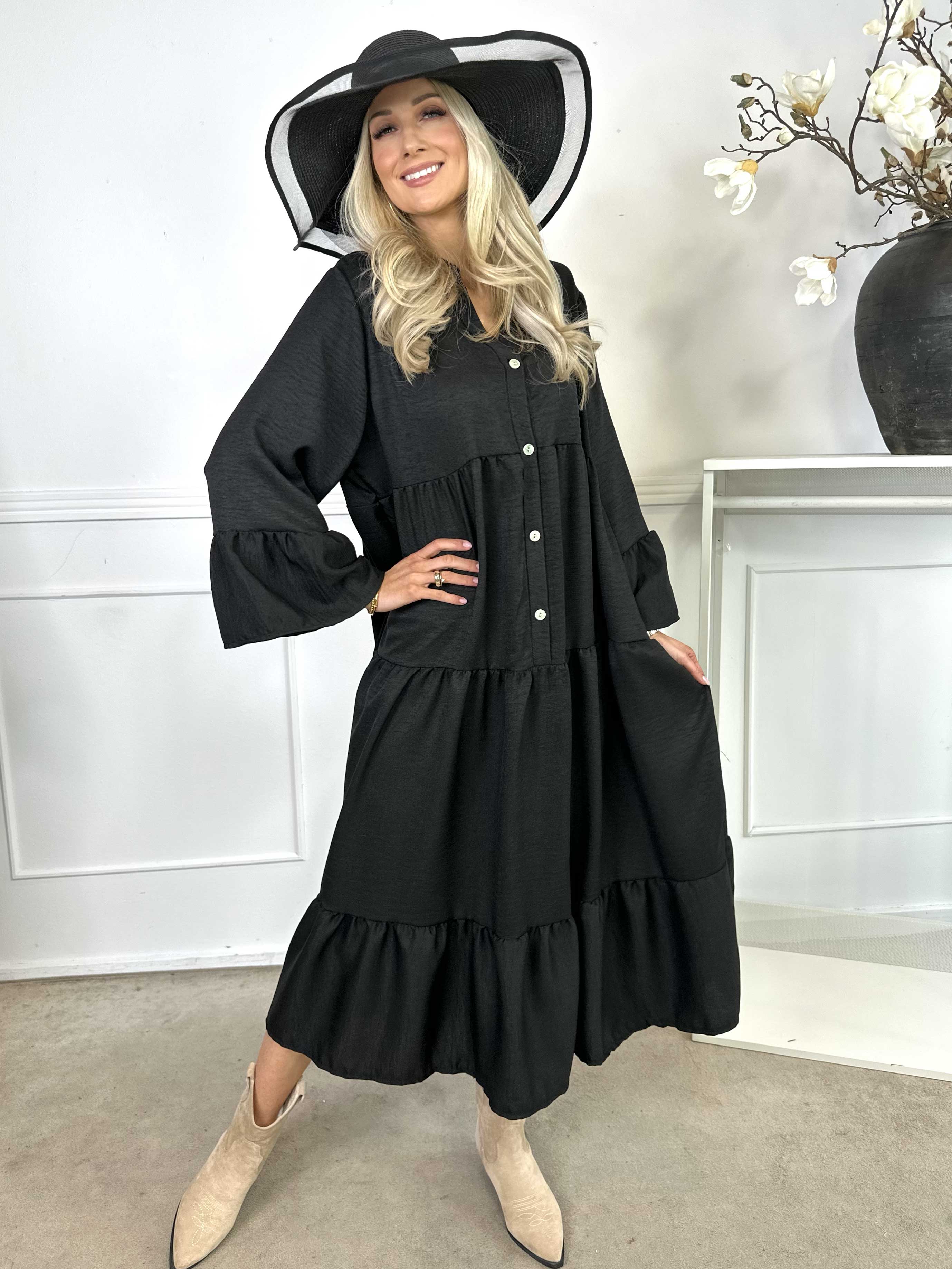 Arjana - Sød kjole med lag på lag look og knapper